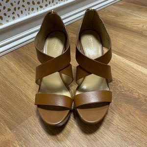 NWOT. Michael Kors Elena Wedge Luggage brown. Size 8.5.